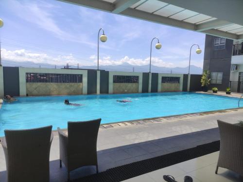 ein großer Pool auf einem Gebäude in der Unterkunft Apartemen Msquare Cibaduyut 23 m studio in Bandung