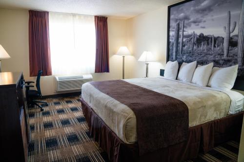 尤馬的住宿－尤馬速8酒店，酒店客房设有一张大床和一张书桌。