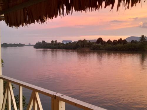 Výhled na řeku, která protéká v blízkosti hotelu