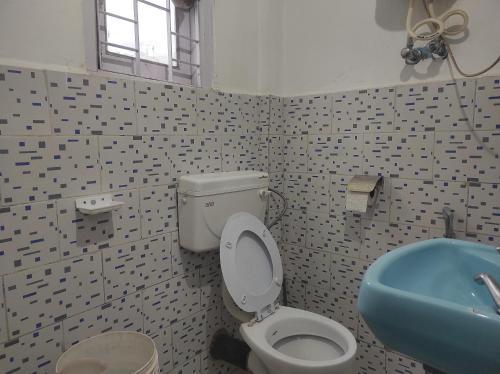 ein Bad mit einem WC und einem Waschbecken in der Unterkunft Hotel Amala in Tawang