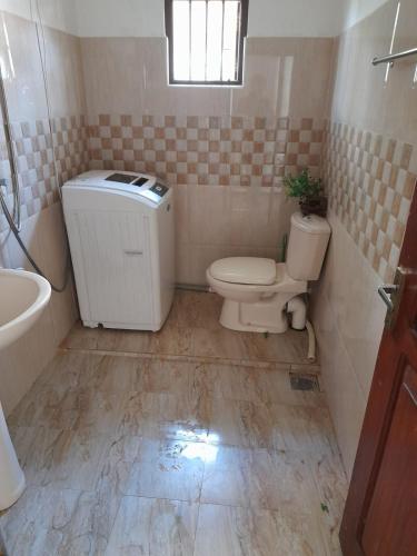 małą łazienkę z toaletą i umywalką w obiekcie Chathu Home Stay w mieście Ambalangoda