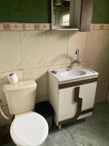 La salle de bains est pourvue de toilettes et d'un lavabo. dans l'établissement N4 1 Casa Céntrica Próxima al Puente Internacional de la Concordia, à Artigas