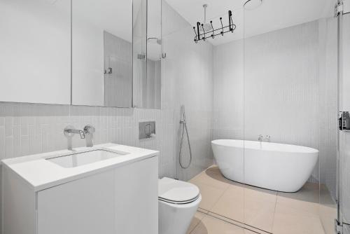 y baño con lavabo, aseo y bañera. en Sub Penthouse Southbank Apartment - 3BR, en Melbourne