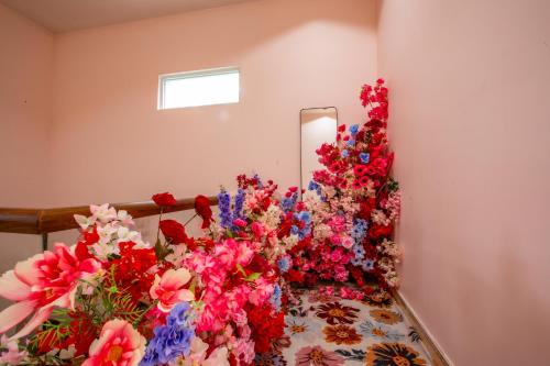 a room with a bunch of flowers on a bed at De Vivre Homestay Măng Đen in Kon Von Kla