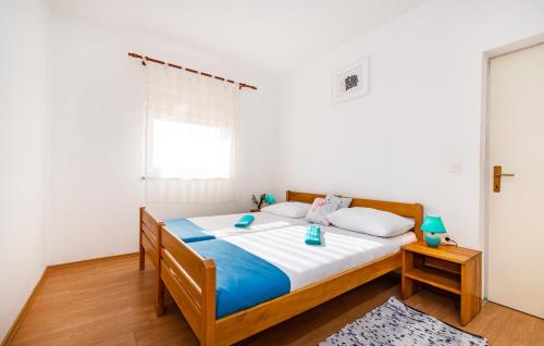 1 dormitorio con 1 cama con sábanas azules y blancas en Apartman - Starigrad Paklenica-Rovanjska, Zadarska en Jasenice
