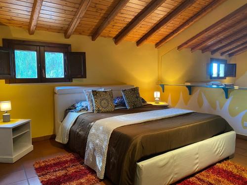 een slaapkamer met een groot bed in een kamer bij Oasi Love in Fiumefreddo di Sicilia