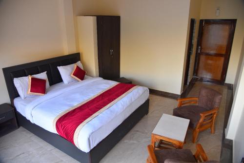 sypialnia z dużym łóżkiem i czerwonym kocem w obiekcie Hotel Lake Paradise Inn w mieście Bhimtal