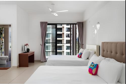 1 dormitorio con 2 camas y ventana grande en COZY Studio Stay in Genting Highlands, Malaysia, en Genting Highlands