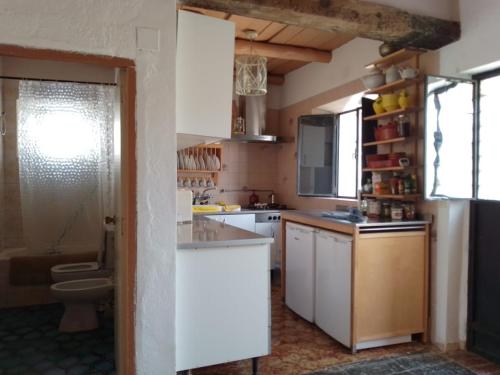 una pequeña cocina con lavabo y aseo en La casita en la Alcornocosa -Sevilla, en Sevilla
