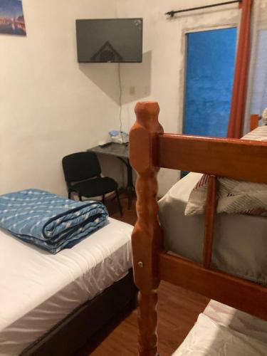 een slaapkamer met een stapelbed en een bureau met een televisie bij N1-3 Apto Céntrico Pequeño Habitación C/ Aire Acondicionado P/4 Personas Baño Privado in Artigas
