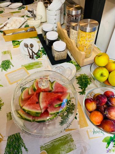 a table with a bowl of fruit on it at Old Tree Home & Restaurant in Oświęcim
