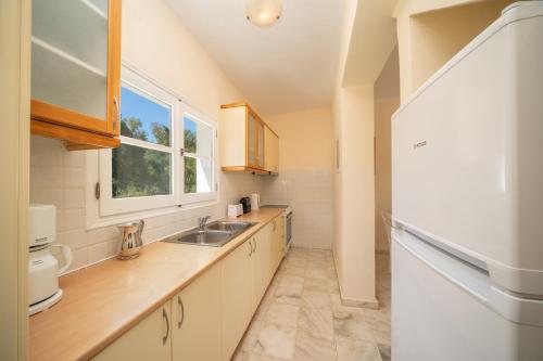 Η κουζίνα ή μικρή κουζίνα στο Garden House, up to 8px 1km from Fiskardo