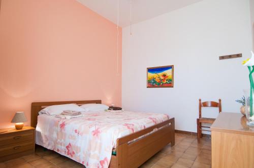 a bedroom with a bed and a table and a chair at Villa Bruffalori in Sampieri