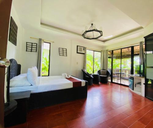 1 dormitorio con 1 cama y sala de estar en CATANAUAN COVE White Sand Beach Resort, en Catanauan