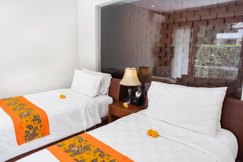 Кровать или кровати в номере Affordable villa @Nyanyi, near Tanah Lot Temple