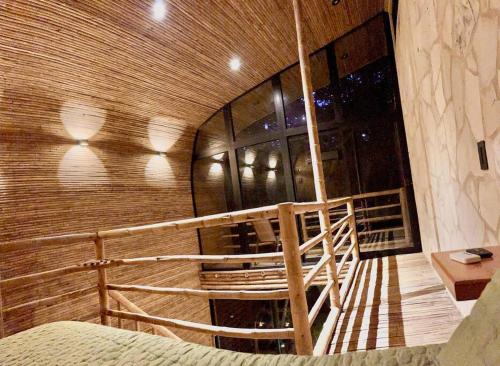 パレンケにあるCabaña de Bambú en la Selvaの窓のある木製の階段付きの部屋