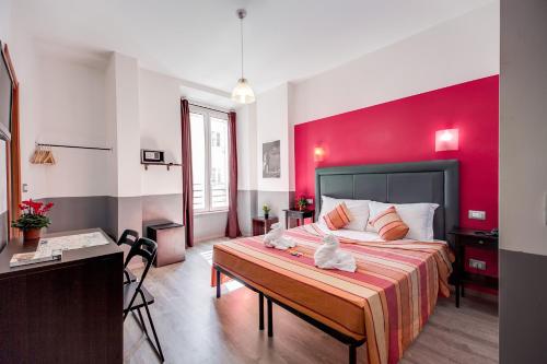 1 dormitorio con 1 cama grande y pared roja en MF Hotel, en Roma