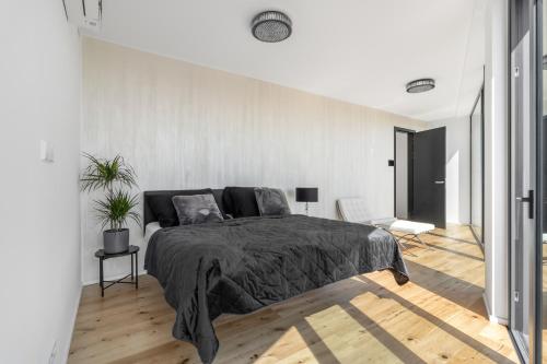 una camera da letto con un grande letto con una coperta nera di Luxury Penthouse Prague a Praga