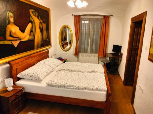 ein Schlafzimmer mit einem Bett und einem Wandgemälde in der Unterkunft Paracelsus house in Banská Bystrica