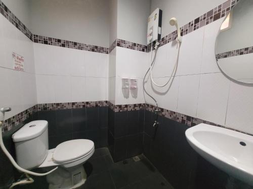 uma casa de banho com um WC e um lavatório em โรงแรมบ้านเปรมศิริ em Amnat Charoen