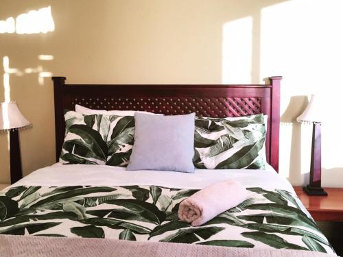Un pat sau paturi într-o cameră la Tom's Place Guest House