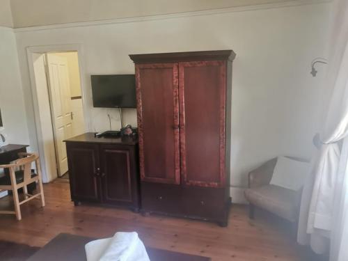 Μια τηλεόραση ή/και κέντρο ψυχαγωγίας στο Tom's Place Guest House
