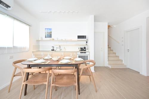 eine Küche und ein Esszimmer mit einem Tisch und Stühlen in der Unterkunft The Levana 3BR Duplex Penthouse by HolyGuest in Tel Aviv