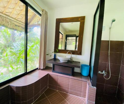 y baño con lavabo y espejo. en CATANAUAN COVE White Sand Beach Resort, en Catanauan