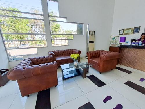 a living room with two couches and a table at HOTEL TILAMAS in Dares