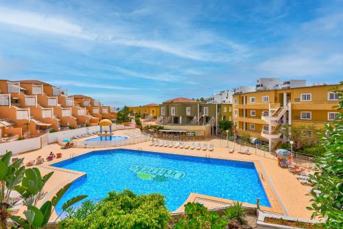 een afbeelding van een zwembad in een resort bij Orlando Jerry Ocean View Apartment in Adeje