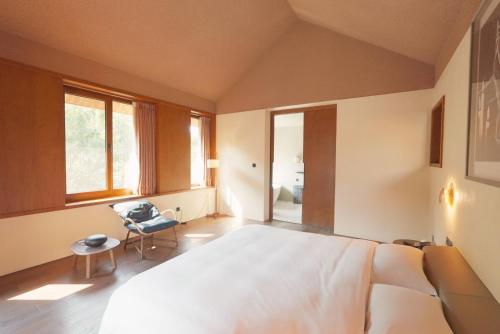Ένα ή περισσότερα κρεβάτια σε δωμάτιο στο Sansa Village Boutique Hotel at Mutianyu Great Wall Adjoin to Mutianyu Great Wall - Room with the View of Great Wall - Chinese massage experience - Vehicle Shuttle Service - International Catering - SPA& Nail Beauty Facilities