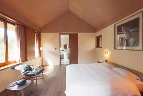 Ένα ή περισσότερα κρεβάτια σε δωμάτιο στο Sansa Village Boutique Hotel at Mutianyu Great Wall Adjoin to Mutianyu Great Wall - Room with the View of Great Wall - Chinese massage experience - Vehicle Shuttle Service - International Catering - SPA& Nail Beauty Facilities