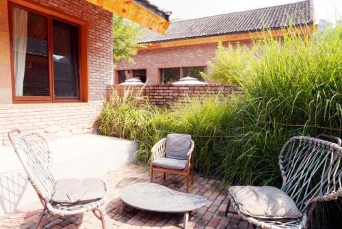 Κήπος έξω από το Sansa Village Boutique Hotel at Mutianyu Great Wall Adjoin to Mutianyu Great Wall - Room with the View of Great Wall - Chinese massage experience - Vehicle Shuttle Service - International Catering - SPA& Nail Beauty Facilities