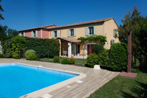 une maison avec une piscine devant une maison dans l'établissement Le Gite Jaune de BelAir, à Les Taillades