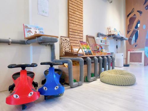 a room with two childrens chairs and a table at 安平倆倆親子民宿可依人數包棟 in Tainan