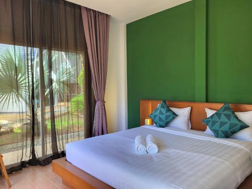 um quarto com uma cama com duas toalhas em Blue Palm Kata Resort em Kata Beach