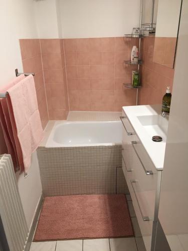 une salle de bain avec une baignoire et un lavabo dans l'établissement Paris, au bord du Canal Saint Martin, à Paris