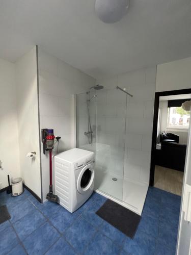 łazienka z pralką i prysznicem w obiekcie Appartement la Fontaine w mieście Spa