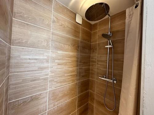 une salle de bain avec une douche avec pommeau de douche dans l'établissement Appartement moderne avec jardin et parking, à Vannes