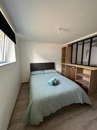 une chambre avec un grand lit dans une pièce dans l'établissement Appartement moderne avec jardin et parking, à Vannes