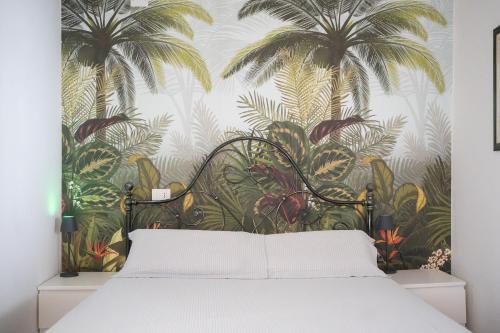 1 dormitorio con 1 cama con papel pintado de palmera en Al Donni AirCon City Center, en Bérgamo