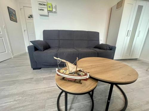 un salon avec une table et un canapé dans l'établissement Studio cosy refait à neuf, à Marseille