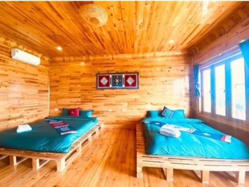 Ένα ή περισσότερα κρεβάτια σε δωμάτιο στο Hmong Wooden Home