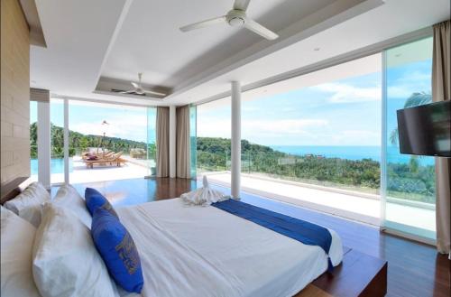 White Tiger Villa في كوه ساموي: غرفة نوم مع سرير وإطلالة على المحيط