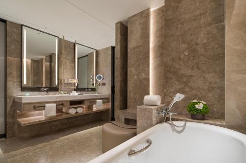 Ένα μπάνιο στο Hilton Chengdu Chenghua - Close to Panda Base and Chunxi Road
