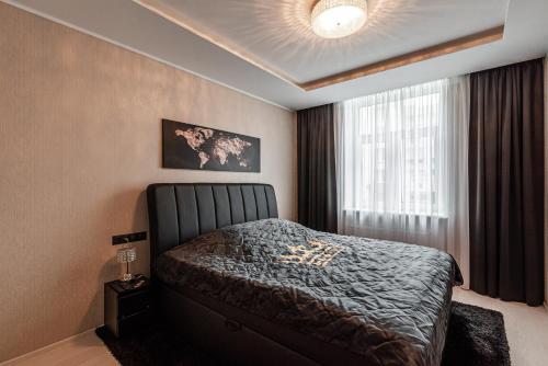 1 dormitorio con cama y ventana en LuxeCityApartment, en Tallin