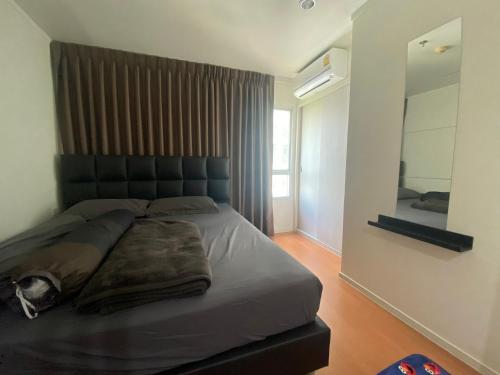 a bedroom with a bed and a large mirror at Condo in front MRT Bang Krasor, Nonthaburi, Free Wi-Fi in Nonthaburi