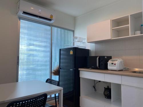 Η κουζίνα ή μικρή κουζίνα στο Condo in front MRT Bang Krasor, Nonthaburi