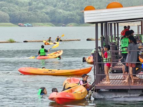 a group of people on kayaks on a lake at เดอะวอเตอร์ปาร์ครีสอร์ท- The Water Park Resort in Ban Laem Mong Khoi