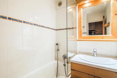 une salle de bain avec un lavabo et une douche dans l'établissement Résidence Les Sentiers du Tueda - maeva Home - 2 pièces 4 Personnes Confort MAE-9336, à Les Allues